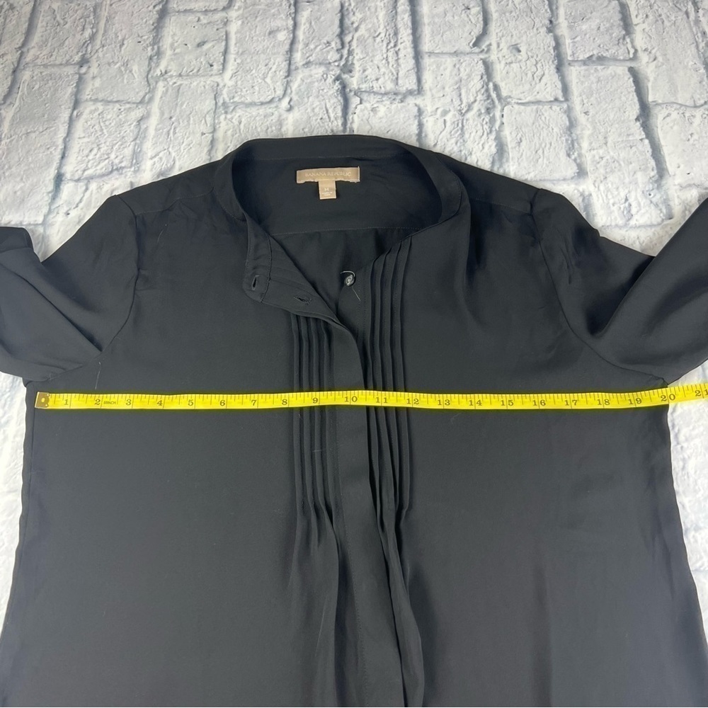 Banana republic blouse, basic essentials, long sleeved, pleated, full button, M - Picture 7 of 9